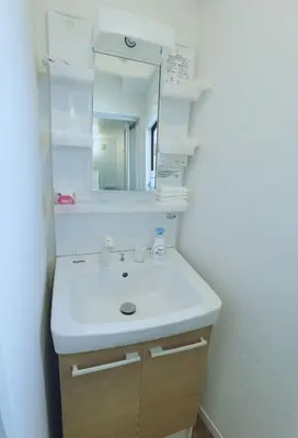 a bathroom with a sink and a mirror at #303WZNET\u6885\u5c4b\u6577\u99c52\u5206\u6a2a\u6d5c\u7fbd\u7530\u7a7a\u6e2f\u90fd\u5fc3\u4fbf\u5229\u5546\u5e97\u88571ldk\u5e83\u3044 in Tokyo