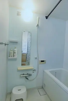 a white bathroom with a shower and a toilet at #303WZNET\u6885\u5c4b\u6577\u99c52\u5206\u6a2a\u6d5c\u7fbd\u7530\u7a7a\u6e2f\u90fd\u5fc3\u4fbf\u5229\u5546\u5e97\u88571ldk\u5e83\u3044 in Tokyo