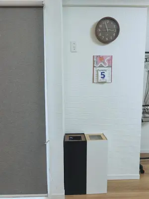 a clock on a wall next to a door at #303WZNET\u6885\u5c4b\u6577\u99c52\u5206\u6a2a\u6d5c\u7fbd\u7530\u7a7a\u6e2f\u90fd\u5fc3\u4fbf\u5229\u5546\u5e97\u88571ldk\u5e83\u3044 in Tokyo