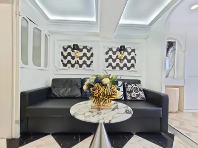 a living room with a couch and a table at S19\u65b0\u5bbf\u6700\u4e2d\u5fc3 \u6b4c\u821e\u4f0e\u753a \u6771\u65b0\u5bbf\u7ad95\u5206 3\u5ba41\u5385 \u6700\u59277\u4eba-Shinjuku center 3 rooms 5 mins to St, Max 7P \u76f4\u8fbe\u65b0\u5bbf \u6d89\u8c37 \u8868\u53c2\u9053 \u6c60\u888b \u4e0a\u91ce \u4ee3\u4ee3\u6728 \u94f6\u5ea7 \u539f\u5bbf in Tokyo