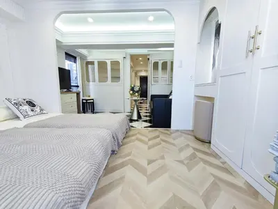 a white bedroom with a bed and a kitchen at S19\u65b0\u5bbf\u6700\u4e2d\u5fc3 \u6b4c\u821e\u4f0e\u753a \u6771\u65b0\u5bbf\u7ad95\u5206 3\u5ba41\u5385 \u6700\u59277\u4eba-Shinjuku center 3 rooms 5 mins to St, Max 7P \u76f4\u8fbe\u65b0\u5bbf \u6d89\u8c37 \u8868\u53c2\u9053 \u6c60\u888b \u4e0a\u91ce \u4ee3\u4ee3\u6728 \u94f6\u5ea7 \u539f\u5bbf in Tokyo