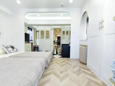 two beds in a white room with a kitchen at S19\u65b0\u5bbf\u6700\u4e2d\u5fc3 \u6b4c\u821e\u4f0e\u753a \u6771\u65b0\u5bbf\u7ad95\u5206 3\u5ba41\u5385 \u6700\u59277\u4eba-Shinjuku center 3 rooms 5 mins to St, Max 7P \u76f4\u8fbe\u65b0\u5bbf \u6d89\u8c37 \u8868\u53c2\u9053 \u6c60\u888b \u4e0a\u91ce \u4ee3\u4ee3\u6728 \u94f6\u5ea7 \u539f\u5bbf in Tokyo