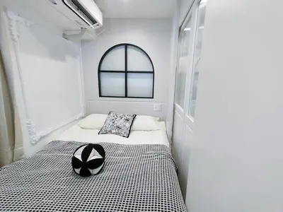 a small bedroom with a black and white bed at S19\u65b0\u5bbf\u6700\u4e2d\u5fc3 \u6b4c\u821e\u4f0e\u753a \u6771\u65b0\u5bbf\u7ad95\u5206 3\u5ba41\u5385 \u6700\u59277\u4eba-Shinjuku center 3 rooms 5 mins to St, Max 7P \u76f4\u8fbe\u65b0\u5bbf \u6d89\u8c37 \u8868\u53c2\u9053 \u6c60\u888b \u4e0a\u91ce \u4ee3\u4ee3\u6728 \u94f6\u5ea7 \u539f\u5bbf in Tokyo