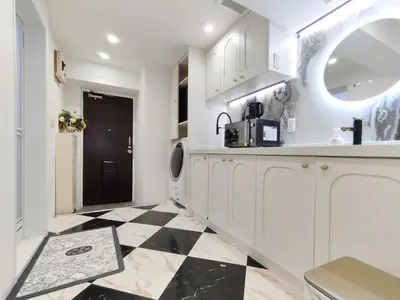 a white kitchen with a black and white checkered floor at S19\u65b0\u5bbf\u6700\u4e2d\u5fc3 \u6b4c\u821e\u4f0e\u753a \u6771\u65b0\u5bbf\u7ad95\u5206 3\u5ba41\u5385 \u6700\u59277\u4eba-Shinjuku center 3 rooms 5 mins to St, Max 7P \u76f4\u8fbe\u65b0\u5bbf \u6d89\u8c37 \u8868\u53c2\u9053 \u6c60\u888b \u4e0a\u91ce \u4ee3\u4ee3\u6728 \u94f6\u5ea7 \u539f\u5bbf in Tokyo