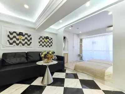 a living room with a couch and a bed at S19\u65b0\u5bbf\u6700\u4e2d\u5fc3 \u6b4c\u821e\u4f0e\u753a \u6771\u65b0\u5bbf\u7ad95\u5206 3\u5ba41\u5385 \u6700\u59277\u4eba-Shinjuku center 3 rooms 5 mins to St, Max 7P \u76f4\u8fbe\u65b0\u5bbf \u6d89\u8c37 \u8868\u53c2\u9053 \u6c60\u888b \u4e0a\u91ce \u4ee3\u4ee3\u6728 \u94f6\u5ea7 \u539f\u5bbf in Tokyo