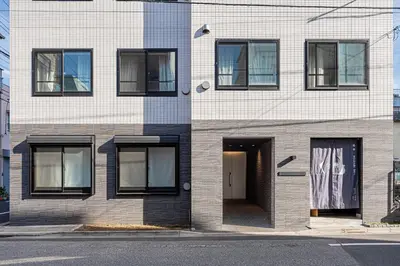 a white brick building with a door and windows at Wasabi Sky Oshiage \u62bc\u4e0a\u99c5\u5f92\u6b69\u30a2\u30d1\u30fc\u30c8 in Tokyo