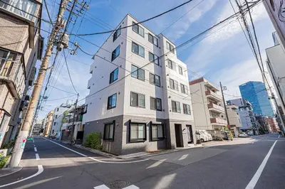a tall white building on the side of a street at Wasabi Sky Oshiage \u62bc\u4e0a\u99c5\u5f92\u6b69\u30a2\u30d1\u30fc\u30c8 in Tokyo
