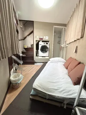 a hospital room with a bed and a washing machine at \u6c60\u888b\u5de3\u9d28\u30cf\u30a6\u30b9\u4e00\u68df\u4e38\u3054\u3068\u8cb8\u5207\u308aIkebukuro Sugamo House-Private Entire Building in Tokyo