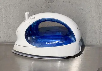 a blue and white iron sitting on a floor at \u53f0\u6771\u533a\u53f0\u6771\u3067\u5feb\u9069\u306a\u5bbf\u6cca\u3092\u6d45\u8349 \u4e0a\u91ce\u89b3\u5149\u306e\u62e0\u70b9\u306b 201 in Tokyo