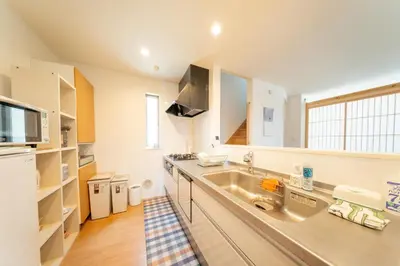 a kitchen with a sink and a counter top at \u6c5f\u6238\u4e0b\u753a\u66ae\u3089\u3057\u4f53\u9a13 \u65b0\u7bc9\u4e00\u8ed2\u5bb6 \u6700\u59279\u540d \u6210\u7530\u79cb\u8449\u539f\u938c\u5009\u76f4\u901a \u5feb\u9069\u8a2d\u5099 in Tokyo