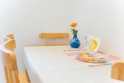 a table with a blue vase and a plate of food at \u6c5f\u6238\u4e0b\u753a\u66ae\u3089\u3057\u4f53\u9a13 \u65b0\u7bc9\u4e00\u8ed2\u5bb6 \u6700\u59279\u540d \u6210\u7530\u79cb\u8449\u539f\u938c\u5009\u76f4\u901a \u5feb\u9069\u8a2d\u5099 in Tokyo