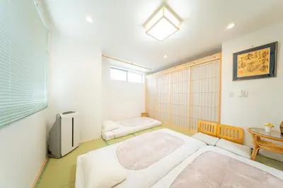 a room with a bed and a tv in it at \u6c5f\u6238\u4e0b\u753a\u66ae\u3089\u3057\u4f53\u9a13 \u65b0\u7bc9\u4e00\u8ed2\u5bb6 \u6700\u59279\u540d \u6210\u7530\u79cb\u8449\u539f\u938c\u5009\u76f4\u901a \u5feb\u9069\u8a2d\u5099 in Tokyo