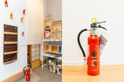a fire extinguisher hanging on the wall in a room at \u6c5f\u6238\u4e0b\u753a\u66ae\u3089\u3057\u4f53\u9a13 \u65b0\u7bc9\u4e00\u8ed2\u5bb6 \u6700\u59279\u540d \u6210\u7530\u79cb\u8449\u539f\u938c\u5009\u76f4\u901a \u5feb\u9069\u8a2d\u5099 in Tokyo