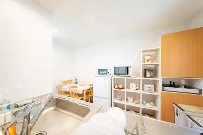 a kitchen with a sink and a dining room at \u6c5f\u6238\u4e0b\u753a\u66ae\u3089\u3057\u4f53\u9a13 \u65b0\u7bc9\u4e00\u8ed2\u5bb6 \u6700\u59279\u540d \u6210\u7530\u79cb\u8449\u539f\u938c\u5009\u76f4\u901a \u5feb\u9069\u8a2d\u5099 in Tokyo