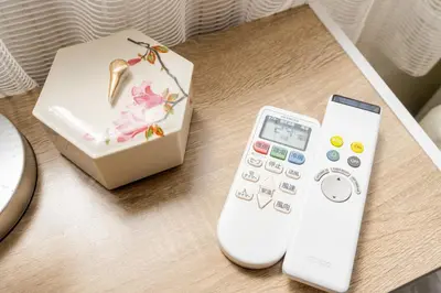 a remote control sitting on a table next to a box at \u6c5f\u6238\u4e0b\u753a\u66ae\u3089\u3057\u4f53\u9a13 \u65b0\u7bc9\u4e00\u8ed2\u5bb6 \u6700\u59279\u540d \u6210\u7530\u79cb\u8449\u539f\u938c\u5009\u76f4\u901a \u5feb\u9069\u8a2d\u5099 in Tokyo