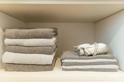 a stack of towels in a closet at \u6c5f\u6238\u4e0b\u753a\u66ae\u3089\u3057\u4f53\u9a13 \u65b0\u7bc9\u4e00\u8ed2\u5bb6 \u6700\u59279\u540d \u6210\u7530\u79cb\u8449\u539f\u938c\u5009\u76f4\u901a \u5feb\u9069\u8a2d\u5099 in Tokyo
