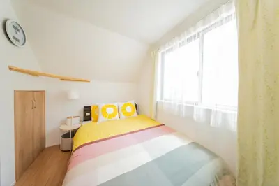 a small bedroom with a bed and a window at \u6c5f\u6238\u4e0b\u753a\u66ae\u3089\u3057\u4f53\u9a13 \u65b0\u7bc9\u4e00\u8ed2\u5bb6 \u6700\u59279\u540d \u6210\u7530\u79cb\u8449\u539f\u938c\u5009\u76f4\u901a \u5feb\u9069\u8a2d\u5099 in Tokyo