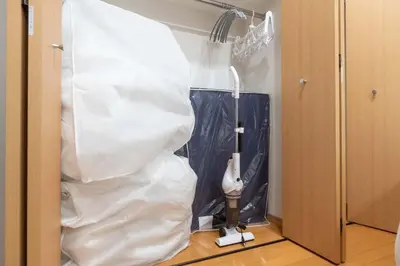 a room with a closet with a bed and a toothbrush at Daffitto\u5929\u738b\u6d32 in Tokyo