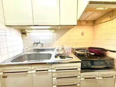 a kitchen with a sink and a stove at Ikebukuro Sugamo\u99c5\u8fd1\u6700\u592710\u4eba\u53ef in Tokyo