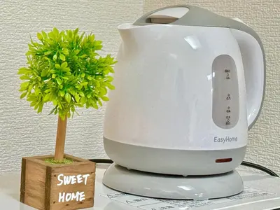 a white mixer next to a plant on a table at Ikebukuro Sugamo\u99c5\u8fd1\u6700\u592710\u4eba\u53ef in Tokyo