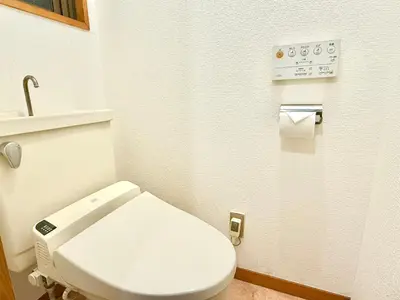 a small bathroom with a toilet and a sink at Ikebukuro Sugamo\u99c5\u8fd1\u6700\u592710\u4eba\u53ef in Tokyo