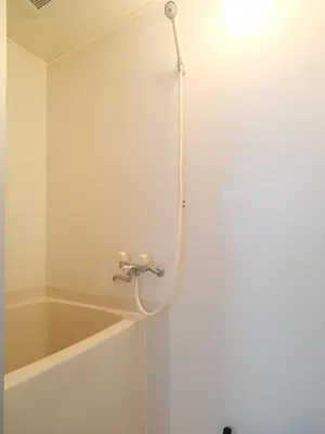 a bathroom with a bath tub and a sink at Shinkian Kameido Kinshicho -\u795e\u4e80\u5eb5 \u4e80\u6238 \u9326\u7cf8\u753a- JR\u4e80\u6238\u99c5\u5f92\u6b696\u5206 1\u68df\u8cb8\u5207 \u30ea\u30ce\u30d9\u30fc\u30b7\u30e7\u30f3\u6e08\u307f\u306e\u548c\u98a8\u5bbf \u7121\u6599Wi-Fi in Tokyo