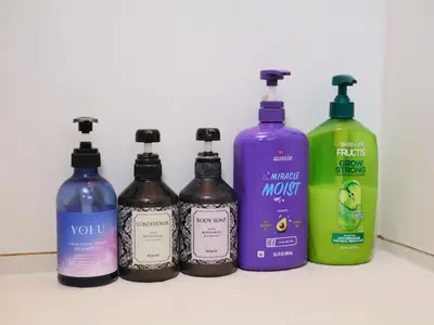 a group of four bottles of laundry detergent at Shinkian Kameido Kinshicho -\u795e\u4e80\u5eb5 \u4e80\u6238 \u9326\u7cf8\u753a- JR\u4e80\u6238\u99c5\u5f92\u6b696\u5206 1\u68df\u8cb8\u5207 \u30ea\u30ce\u30d9\u30fc\u30b7\u30e7\u30f3\u6e08\u307f\u306e\u548c\u98a8\u5bbf \u7121\u6599Wi-Fi in Tokyo