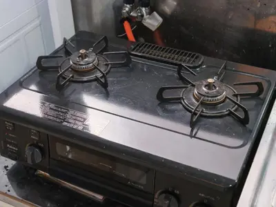 a stove top with two burners on top of it at Shinkian Kameido Kinshicho -\u795e\u4e80\u5eb5 \u4e80\u6238 \u9326\u7cf8\u753a- JR\u4e80\u6238\u99c5\u5f92\u6b696\u5206 1\u68df\u8cb8\u5207 \u30ea\u30ce\u30d9\u30fc\u30b7\u30e7\u30f3\u6e08\u307f\u306e\u548c\u98a8\u5bbf \u7121\u6599Wi-Fi in Tokyo