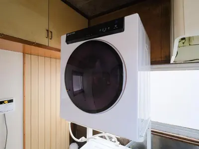 a white microwave is hanging in a kitchen at Shinkian Kameido Kinshicho -\u795e\u4e80\u5eb5 \u4e80\u6238 \u9326\u7cf8\u753a- JR\u4e80\u6238\u99c5\u5f92\u6b696\u5206 1\u68df\u8cb8\u5207 \u30ea\u30ce\u30d9\u30fc\u30b7\u30e7\u30f3\u6e08\u307f\u306e\u548c\u98a8\u5bbf \u7121\u6599Wi-Fi in Tokyo