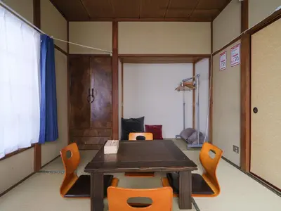a dining room with a table and orange chairs at Shinkian Kameido Kinshicho -\u795e\u4e80\u5eb5 \u4e80\u6238 \u9326\u7cf8\u753a- JR\u4e80\u6238\u99c5\u5f92\u6b696\u5206 1\u68df\u8cb8\u5207 \u30ea\u30ce\u30d9\u30fc\u30b7\u30e7\u30f3\u6e08\u307f\u306e\u548c\u98a8\u5bbf \u7121\u6599Wi-Fi in Tokyo
