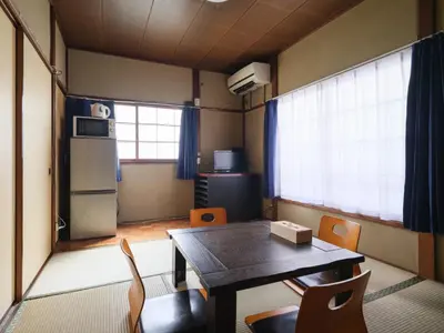 a room with a table and chairs and a kitchen at Shinkian Kameido Kinshicho -\u795e\u4e80\u5eb5 \u4e80\u6238 \u9326\u7cf8\u753a- JR\u4e80\u6238\u99c5\u5f92\u6b696\u5206 1\u68df\u8cb8\u5207 \u30ea\u30ce\u30d9\u30fc\u30b7\u30e7\u30f3\u6e08\u307f\u306e\u548c\u98a8\u5bbf \u7121\u6599Wi-Fi in Tokyo
