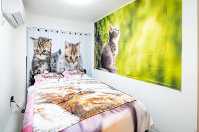 a bedroom with a bed and a painting of cats at TOKYO SKYTREE Cat house \u62bc\u4e0a\u99c5\u5f92\u6b696\u5206 \u6d45\u8349 in Tokyo
