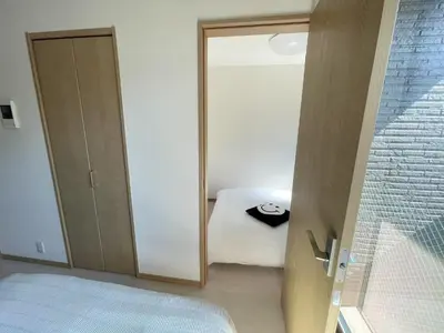 a small bedroom with a bed and a mirror at COMMA HOUSE Kitaikebukuro 201 in Tokyo
