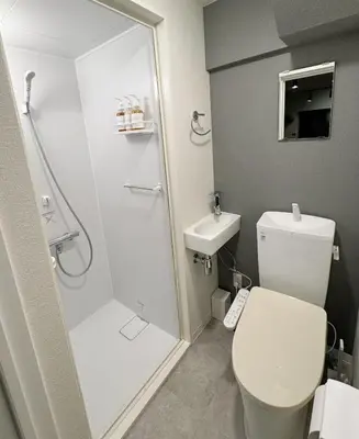 a bathroom with a shower and a toilet and a sink at IKEBUKURO LoveSugamo \u4ea4\u901a\u4fbf\u5229 \u5c71\u624b\u7dda\u5de3\u9d28\u99c5\u5f92\u6b693\u5206 \u6c60\u888b\u99c54\u5206 2\u30fc4\u4eba \u30a8\u30ec\u30d9\u30fc\u30bf\u30fc WIFI \u65b0\u5bbf \u6e0b\u8c37 \u9280\u5ea7 \u6d45\u8349 \u9280\u5ea7 \u539f\u5bbf\u30a2\u30af\u30bb\u30b9\u4fbf\u5229 \u7a7a\u6e2f\u76f4\u901a in Tokyo