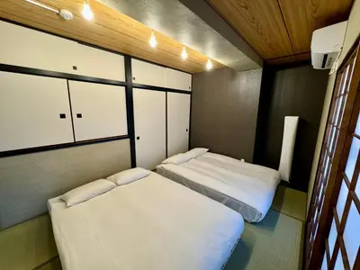a small room with two beds in it at IKEBUKURO LoveSugamo \u4ea4\u901a\u4fbf\u5229 \u5c71\u624b\u7dda\u5de3\u9d28\u99c5\u5f92\u6b693\u5206 \u6c60\u888b\u99c54\u5206 2\u30fc4\u4eba \u30a8\u30ec\u30d9\u30fc\u30bf\u30fc WIFI \u65b0\u5bbf \u6e0b\u8c37 \u9280\u5ea7 \u6d45\u8349 \u9280\u5ea7 \u539f\u5bbf\u30a2\u30af\u30bb\u30b9\u4fbf\u5229 \u7a7a\u6e2f\u76f4\u901a in Tokyo