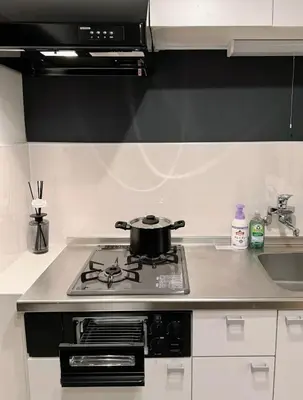 a pot sitting on top of a stove in a kitchen at IKEBUKURO LoveSugamo \u4ea4\u901a\u4fbf\u5229 \u5c71\u624b\u7dda\u5de3\u9d28\u99c5\u5f92\u6b693\u5206 \u6c60\u888b\u99c54\u5206 2\u30fc4\u4eba \u30a8\u30ec\u30d9\u30fc\u30bf\u30fc WIFI \u65b0\u5bbf \u6e0b\u8c37 \u9280\u5ea7 \u6d45\u8349 \u9280\u5ea7 \u539f\u5bbf\u30a2\u30af\u30bb\u30b9\u4fbf\u5229 \u7a7a\u6e2f\u76f4\u901a in Tokyo
