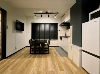 a kitchen and dining room with a table and chairs at IKEBUKURO LoveSugamo \u4ea4\u901a\u4fbf\u5229 \u5c71\u624b\u7dda\u5de3\u9d28\u99c5\u5f92\u6b693\u5206 \u6c60\u888b\u99c54\u5206 2\u30fc4\u4eba \u30a8\u30ec\u30d9\u30fc\u30bf\u30fc WIFI \u65b0\u5bbf \u6e0b\u8c37 \u9280\u5ea7 \u6d45\u8349 \u9280\u5ea7 \u539f\u5bbf\u30a2\u30af\u30bb\u30b9\u4fbf\u5229 \u7a7a\u6e2f\u76f4\u901a in Tokyo