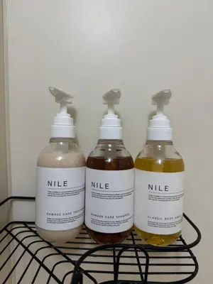 three bottles of milk and mustard sitting on a rack at IKEBUKURO LoveSugamo \u4ea4\u901a\u4fbf\u5229 \u5c71\u624b\u7dda\u5de3\u9d28\u99c5\u5f92\u6b693\u5206 \u6c60\u888b\u99c54\u5206 2\u30fc4\u4eba \u30a8\u30ec\u30d9\u30fc\u30bf\u30fc WIFI \u65b0\u5bbf \u6e0b\u8c37 \u9280\u5ea7 \u6d45\u8349 \u9280\u5ea7 \u539f\u5bbf\u30a2\u30af\u30bb\u30b9\u4fbf\u5229 \u7a7a\u6e2f\u76f4\u901a in Tokyo