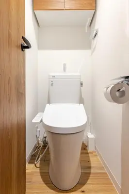 a bathroom with a white toilet in a room at SSr\u5927\u548c\u753a1\u4e01\u76ee in Tokyo