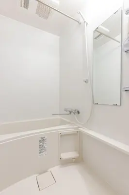 a white bathroom with a sink and a mirror at SSr\u5927\u548c\u753a1\u4e01\u76ee in Tokyo