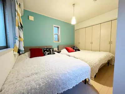 two beds in a room with green walls at \u5927\u5cf65\u4e01\u76ee in Tokyo
