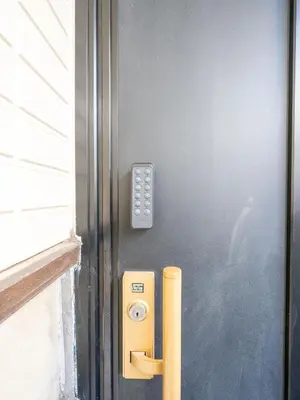 a door with a push button sign on it at FAMILIA OMORIKAIGAN - Vacation STAY 18448 in Tokyo