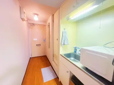 a small bathroom with a sink and a sink at \u65b0\u5bbf\u5e02\u4e2d\u5fc3\u6b4c\u821e\u4f0e\u753a\u4f0a\u52bf\u4e39\u5f92\u6b653\u5206\u949f#1 in Tokyo