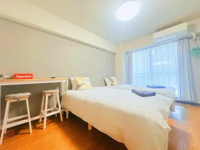 a bedroom with a large bed and a window at \u65b0\u5bbf\u5e02\u4e2d\u5fc3\u6b4c\u821e\u4f0e\u753a\u4f0a\u52bf\u4e39\u5f92\u6b653\u5206\u949f#1 in Tokyo