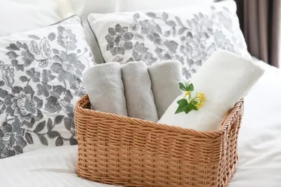 a basket filled with towels on a bed at \u30cf\u30a4\u30af\u30ec\u30b9\u30c8\u4e2d\u91ce101 in Tokyo