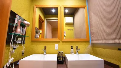 a bathroom with two white sinks and a mirror at \u304a\u5bbf\u5be7\u3005\u6771\u4eac\u5e73\u548c\u5cf6 \u99c54\u5206 \u7fbd\u7530\u7a7a\u6e2f15\u5206 in Tokyo