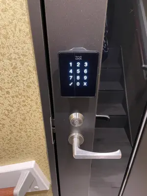 a machine with a digital clock on the door at \u304a\u5bbf\u5be7\u3005\u6771\u4eac\u5e73\u548c\u5cf6 \u99c54\u5206 \u7fbd\u7530\u7a7a\u6e2f15\u5206 in Tokyo