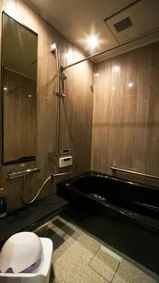 a bathroom with a toilet and a bath tub at \u304a\u5bbf\u5be7\u3005\u6771\u4eac\u5e73\u548c\u5cf6 \u99c54\u5206 \u7fbd\u7530\u7a7a\u6e2f15\u5206 in Tokyo