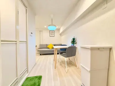 a living room with a table and a couch at \u6771\u65b0\u5bbf\u99c5\u65b0\u5bbf4\u4eba\u53ef b2 in Tokyo