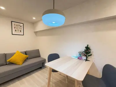 a living room with a table and a couch at \u6771\u65b0\u5bbf\u99c5\u65b0\u5bbf4\u4eba\u53ef b2 in Tokyo
